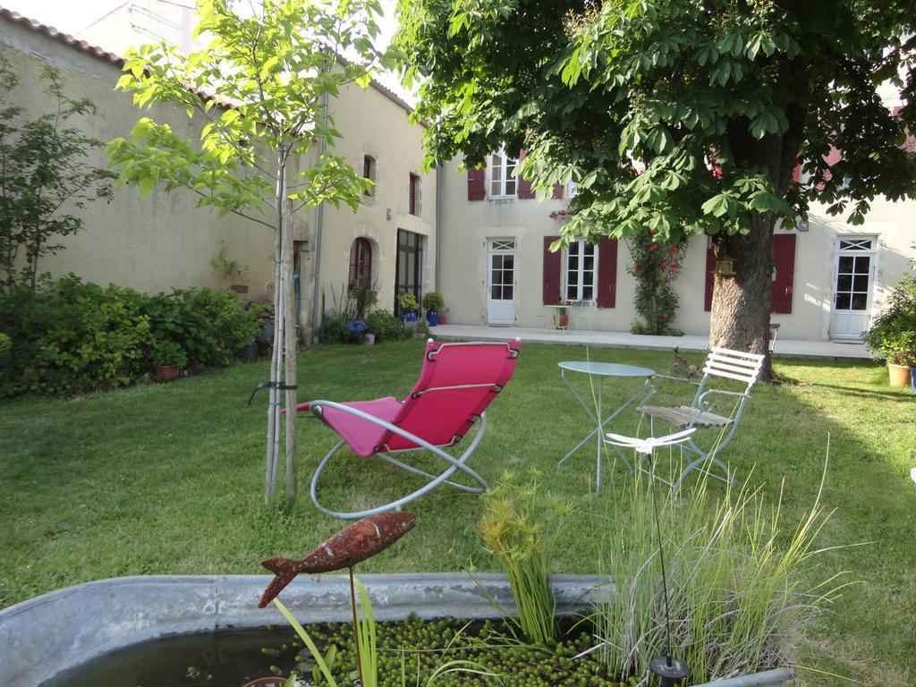 Bed and Breakfast Le Logis De La Poupeliere Vouhé Exterior foto